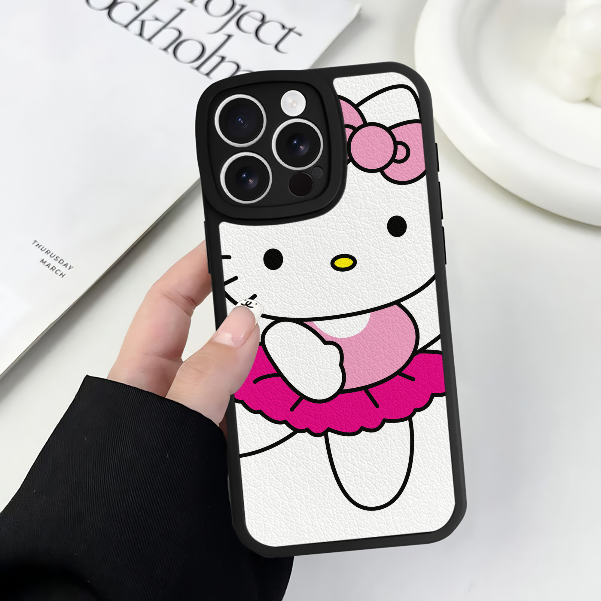 （画像用） Hello Kitty ハローキティ 【iPhone 16シリーズ対応】シリコンスマホケース（レザー調） 材質：シリコン